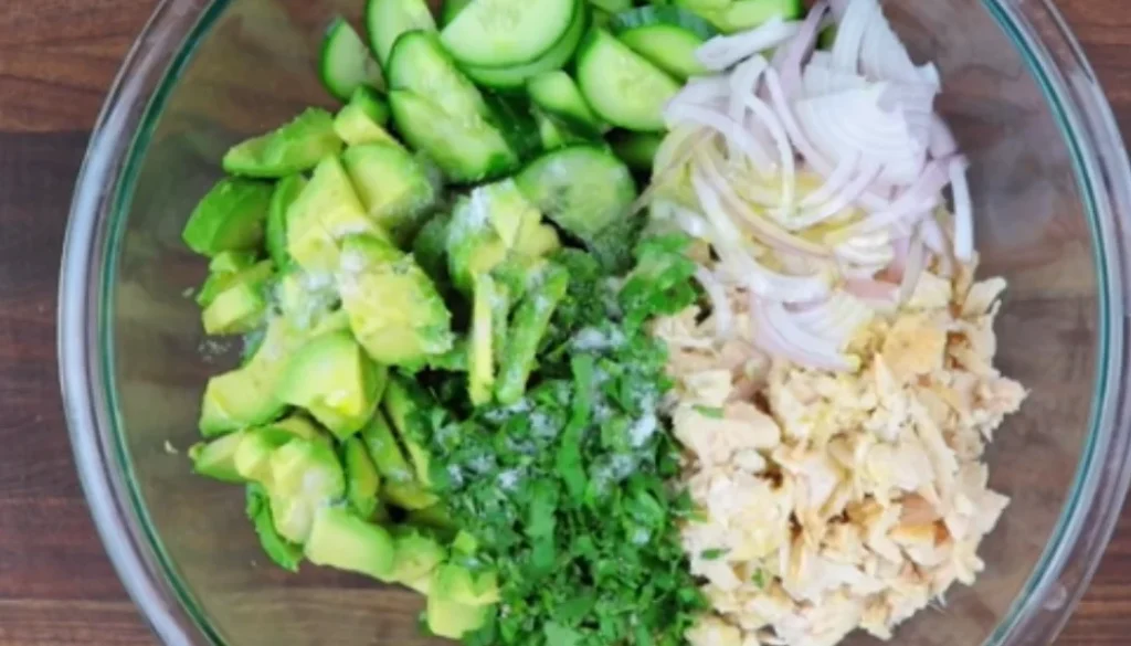 Mix vegetables, avocado and tuna