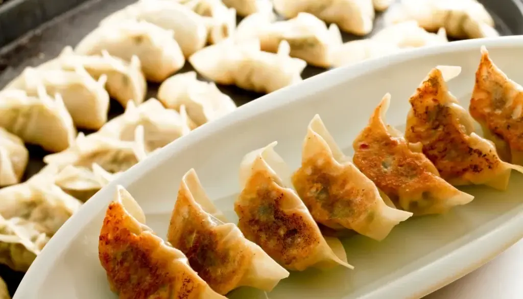 Serve chicken momos