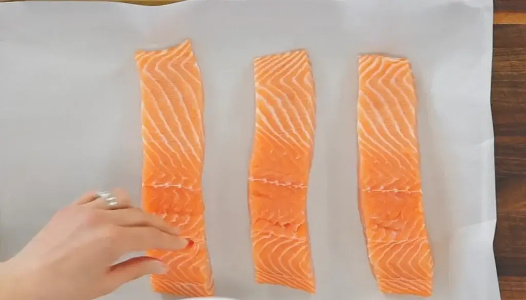 Set salmon strips in tray